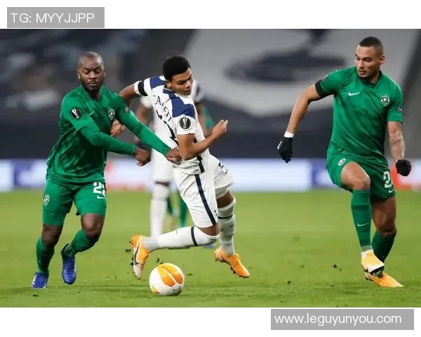 足球明星的奢华生活与背后的混乱现实揭示了名利的双刃剑